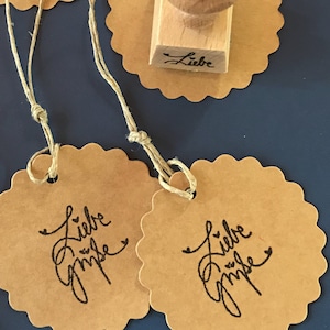 runde anhänger mit wellenrand - aus feinem kräftigen karton / kraftpapier / geschenkanhänger / hangtag / blumige anhänger / etiketten
