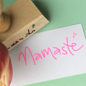 NAMASTÉ !! holzstempel in 2 varianten! yoga / feel good / wellness stempel - mit klitzekleinen herzchen... also: namaste ! blume des lebens