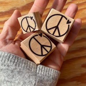 peace and love stempel - zum specialprice … spread love and peace - liebe und frieden holzstempel für pazifismus / positiv / zuversicht