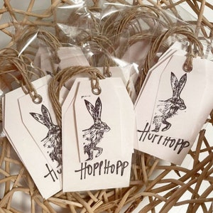 da hoppelt der osterhase ! geschenkanhänger handbestempelt / schön verpacken mit oster-anhängern / feldhase / handmade stempel / osterdeko