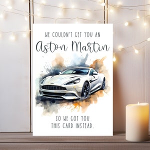 Não conseguimos te dar um cartão de aniversário engraçado da Aston Martin para quem ama a Aston Martin. Presente memorável para entusiastas de supercarros. Cartão personalizado de aniversário 5x7.