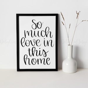 Tanto amor en este hogar, impresión de calidad escrita a mano, cita para una nueva casa, regalo de inauguración de la casa para la familia, frase positiva, decoración de pared enmarcable