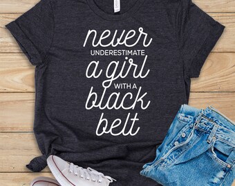 Never Underestimate a Girl with A Black Belt • Shirt • Tank Top • Hoodie • Lustiges schwarzes Gürtel T-Shirt • Schwarzer Gürtel Geschenkidee • Schwarzer Gürtel T-Shirt