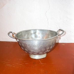 vintage aluminum footed colander * farmhouse kitchen strainer * rustic metal sieve * classic 1950s silver drainer * mid century kitchenelia