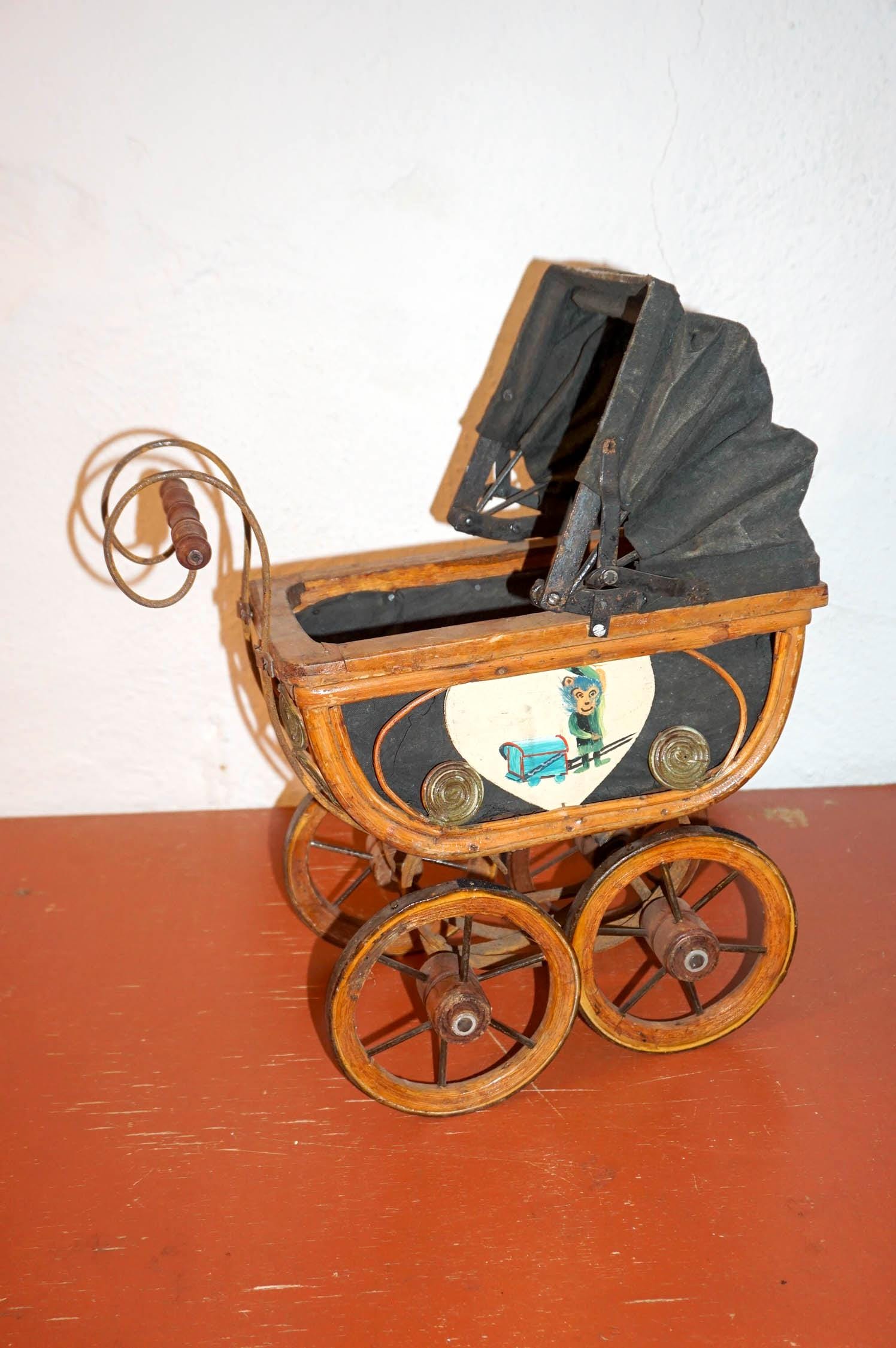 アンティーク 1920 年代の籐人形用馬車 * 手描きのおもちゃの乳母車