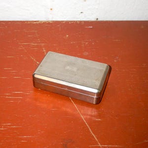 Scatola di sigarette vintage * piccola scatola di tabacco in metallo * motivo art déco * scatola tascabile in argento * patina industriale * porta tabacco da collezione