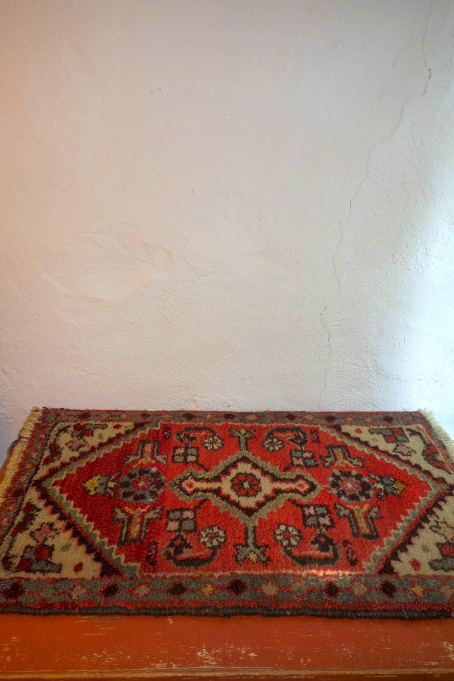 ミッドセンチュリーの手織りラグ * 赤いウールラグ * ボヘミアン