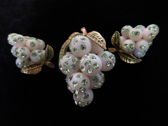 Luscious Lucite Forbidden Fruit Grape Cluster Broo