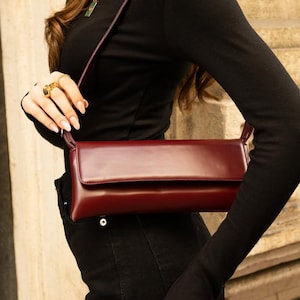 Sac baguette, mini sac de tous les jours, sac à bandoulière tendance, petit sac en cuir, sac bordeaux, sac de travail minimaliste, cadeau de fête des mères