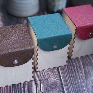 Kommandant Deckboxen | Personalisierbar | Echtleder | Aus Holz | 100+ Ärmel | 14+ Jahre