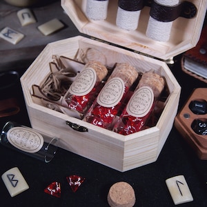 Potion of Healing | Party Collection | Dungeons and Dragons | Display Box | Glass Vials | D4 Dice | 14+ years