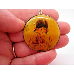 1972 Fran Mar Moppets Little Girl Pig Tails Vintage Pendant Gold Tone, Bubbles in Resin, Cartoon Girl Pendant with Pigtails, Round Pendant