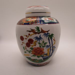 Vintage Oriental Style Ceramic Ginger Jar with Lid,  6.5 Inches Tall, Floral Ceramic Asian Style Vase with Gold Foil Lid, Bamboo Scene