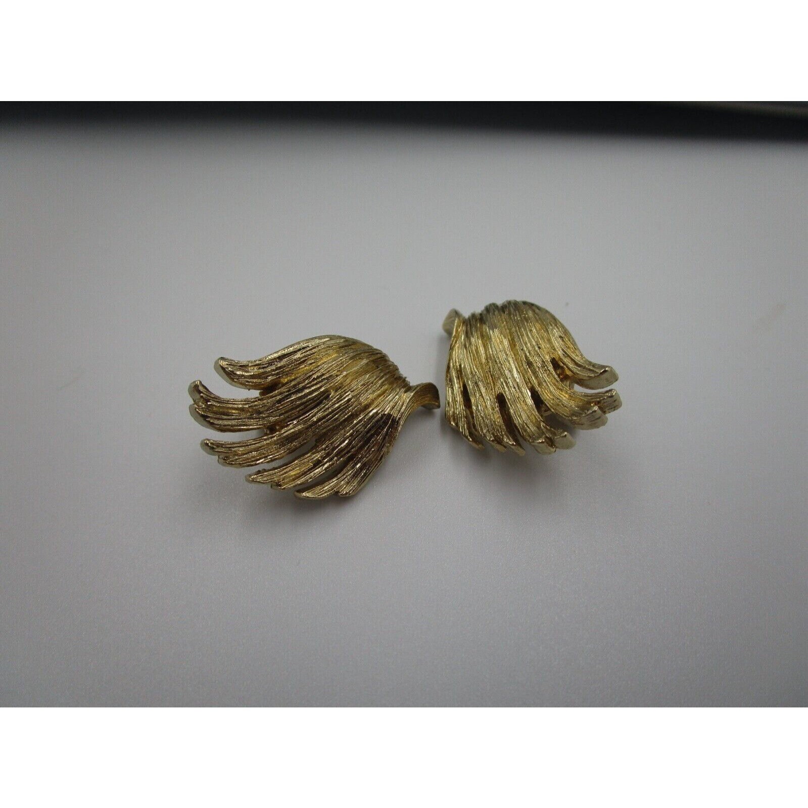 Vintage Signed Monet Abstract Leaf/Feather Gold Tone Clip On Earrings