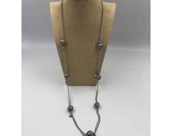 Brighton Cathedral Silver Fleur De Lis Filigranboll Långt Halsband, 86 cm