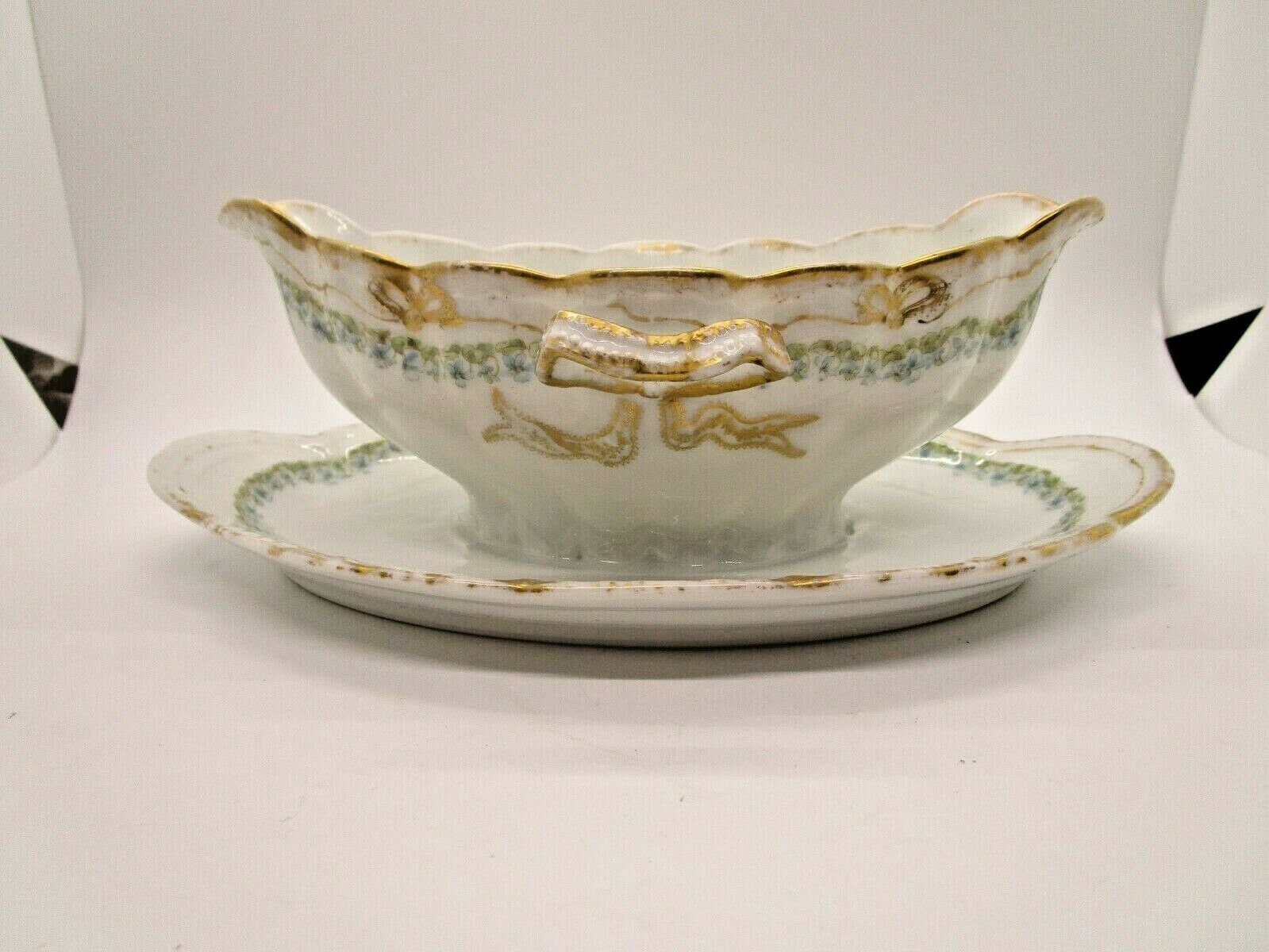 Theodore Haviland Limoges France white Porcelain Gravy Boat munimoro