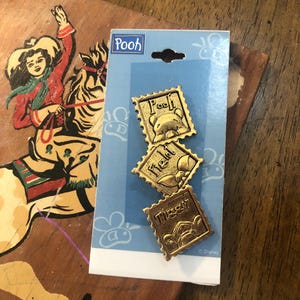 Broche vintage novo em estoque antigo da Disney Ursinho Pooh em tom dourado, broche em formato de carimbo Tigrão, Leitão de 6,35 cm, joias nostálgicas dos anos 90 da Disney