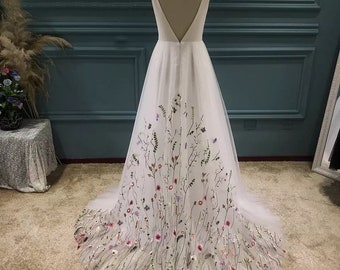More Dresses @RomantiqueBoho.com Elegant Embroidery Lace Floral Sleeveless Spring Wedding Dress Bridal Gowns