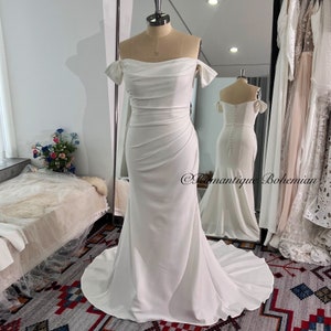 More Dresses RomantiqueBoho.com Detachable Off Shoulder Sleeves Stretch Crepe Mermaid Plus Size Wedding Dresses Elegant Ruched Bridal Gowns image 5
