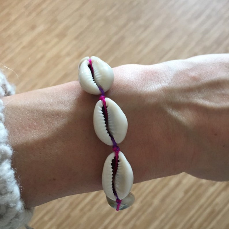 Shell bracelet with cord color by choice