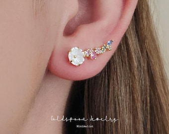 Kwiatowa kolczyka wspinaczkowa - Delikatna kolczyka wspinaczkowa - Kwiatowe kolczyki - Kolczyki z masy perłowej - Modne kolczyki - Kolczyki nauszne - NINA EARRINGS