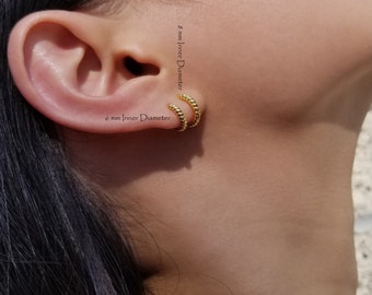 Boucles d’oreilles tressées, boucles d’oreilles Gold Huggie, boucles d’oreilles Tiny Hoop, boucles d’oreilles Dainty huggie, boucles d’oreilles croissant, boucles d’oreilles torsadées, BOUCLES D’OREILLES PRICILLA