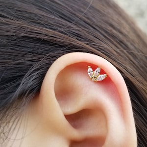Winzige Ohrstecker, Zierliche Ohrstecker, Florale Ohrstecker, Blumen Ohrringe, Minimalistische Ohrringe, Knorpel Ohrringe, DREW OHRRINGE
