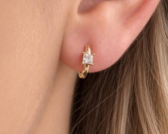 Dainty princess cut huggie hoops -  Everyday earrings - Minimalist tiny huggies - Hypoallergenic - Light weight - Princess cut - ELOWEN