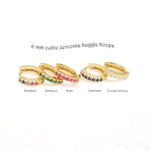 6 mm Huggie Ohrringe, kleine Huggie Ohrringe, Regenbogen Ohrringe, Smaragd Creolen, Minimalistische Ohrringe, Creolen, CLEO OHRRINGE