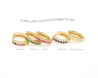 Orecchini Huggie da 6 mm, orecchini Huggie minuscoli, orecchini arcobaleno, orecchini a cerchio smeraldo, orecchini minimalisti, orecchini a cerchio, ORECCHINI CLEO