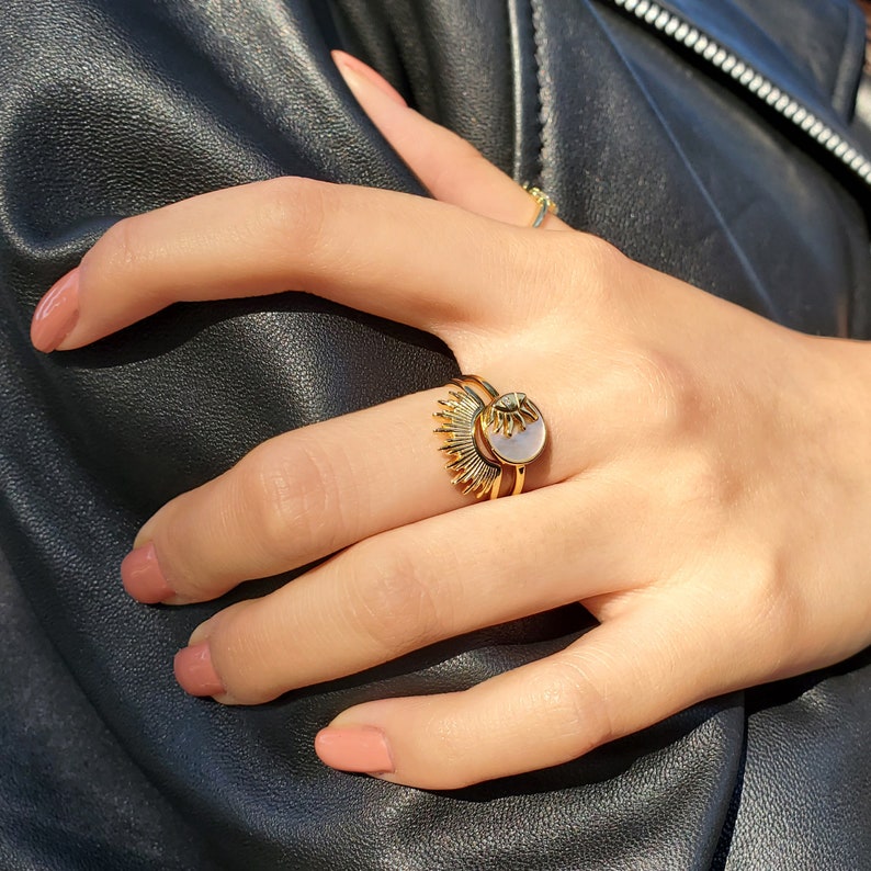 Solring - Elegant solring - Stapelring - Pärlemorring - Rising Sun-ring - Solstrålering - Guldring - Statement-ring - LUCIA RING bild 3