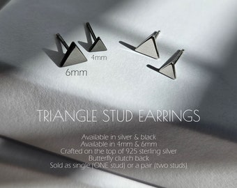 Puede incluir: Un par de pendientes de triángulo en plata y negro. Los pendientes están disponibles en dos tamaños: 4 mm y 6 mm. Están hechos de plata de ley 925 y tienen cierre de mariposa. Los pendientes se venden como un solo pendiente o un par.