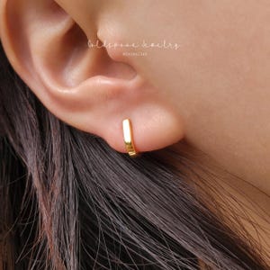 バーイヤリング - イヤージャケットイヤリング - ハギーイヤリング - ミニマリストイヤリング - 繊細なイヤリング - 毎日使えるイヤリング - DELLA EARRINGS