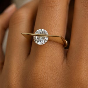 Statement-Ring mit Kristall-Solitär – Rundschliff – Minimalistischer Schmuck für jeden Tag – Geschenkidee für Sie – AVIANA