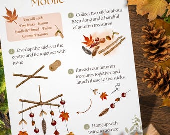 Może przedstawiać: Instrukcja zatytułowana Autumn Treasure Mobile przedstawiająca cztery kroki tworzenia wiszącej dekoracji. Dokument zawiera ilustracje patyków, sznurka, liści, piór i żołędzi oraz tekst opisujący proces montażu.