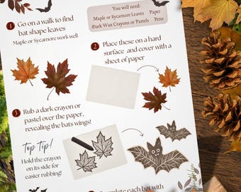 Może przedstawiać: Biała karta instruktażowa zatytułowana Spooky Bat Leaf Rubbings z czterema ponumerowanymi krokami. Zawiera ilustracje liści klonu, nietoperzy i kredki, wyjaśniając, jak tworzyć odbitki liści w kształcie nietoperzy za pomocą kredek.