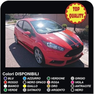 Op de afbeelding: Een rode auto met zwarte race strepen op de motorkap en de zijkanten. De auto is een Ford Fiesta. De afbeelding bevat een lijst met beschikbare kleuren voor de race strepen: blauw, rood, wit, groen, lichtblauw, zwart, roze, goud, zilver, grijs, paars en zwart.