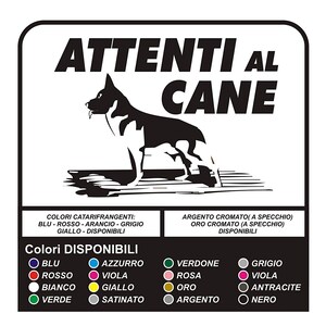 以下が含まれることがあります： 犬の白黒シルエットの上に「ATTENTI AL CANE」というテキストがあります。犬の下のテキストには「Colori DISPONIBILI」と表示され、イタリア語でさまざまな色がリストされています。