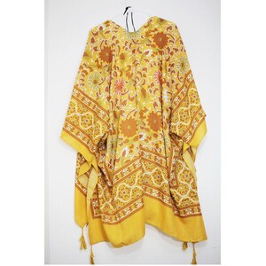 K&ouml;nnte beinhalten: Ein gelber Kimono mit Blumenmuster. Der Kimono hat einen V-Ausschnitt und lange &Auml;rmel. Der Stoff ist leicht und flie&szlig;end.