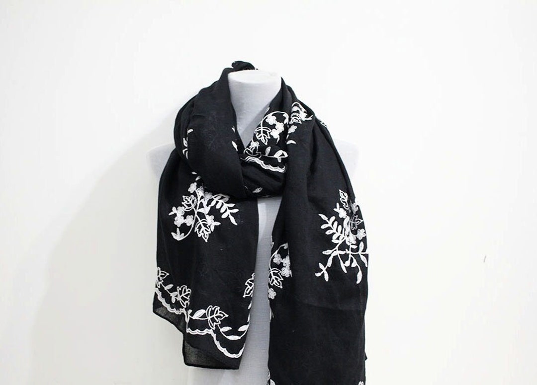 Woolen shawl / scarf with flowers “Dream”/black
