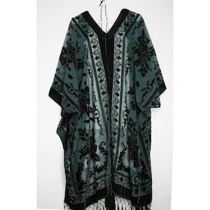 K&ouml;nnte beinhalten: Ein gr&uuml;nes, durchsichtiges Kimono mit schwarzer Samt-Blumen Stickerei und Fransenbesatz.