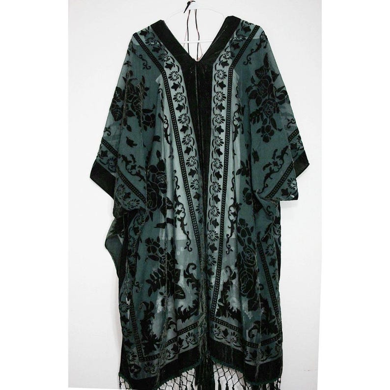 K&ouml;nnte beinhalten: Ein gr&uuml;nes, durchsichtiges Kimono mit schwarzer Samt-Blumen Stickerei und Fransenbesatz.
