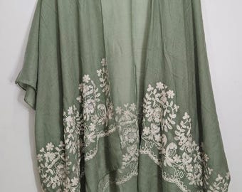 Kimono bordado ligero