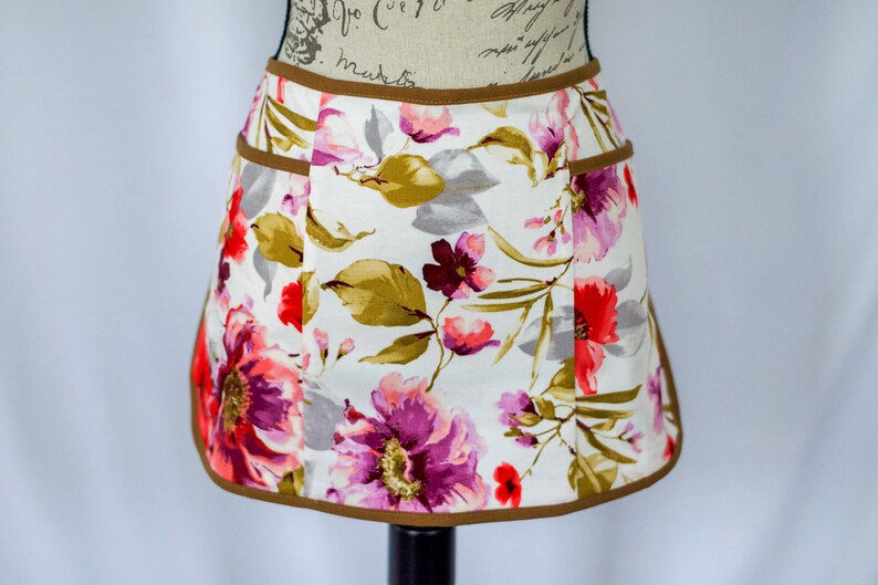 Floral Print Half Apron with Pockets Utility Waist Aprons