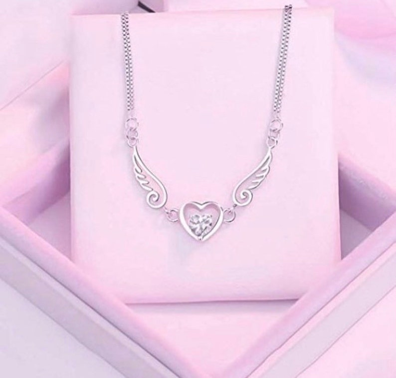 Beautiful silver heart and wings link bracelet
