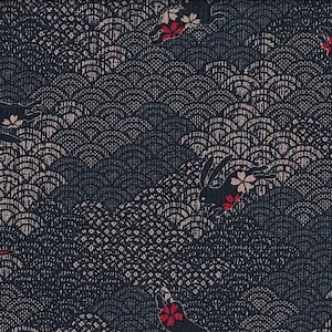 Könnte beinhalten: Ein dunkelblauer Stoff mit einem sich wiederholenden Muster aus stilisierten Hasen und floralen Designs. Der Hintergrund zeigt ein strukturiertes Muster aus überlappenden Halbkreisen.