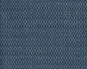 Può includere: Un tessuto blu scuro con un motivo geometrico bianco. Il motivo è composto da piccoli cerchi che si ripetono.