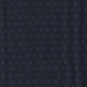 Peut inclure: Un tissu bleu foncé avec un motif répétitif de petits motifs en forme d'étoile blancs.