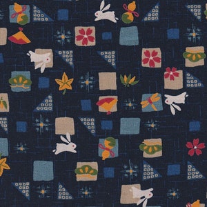 Könnte beinhalten: Ein marineblauer Stoff mit einem sich wiederholenden Muster aus weißen Kaninchen, roten Blumen, gelben Blättern und grünen und gelben geometrischen Formen.
