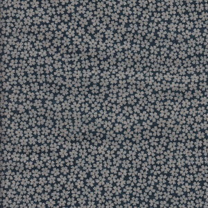 Könnte beinhalten: Nahaufnahme eines Stoffes mit sich wiederholendem Blumenmuster. Die Blumen sind klein, vierblättrig und hellgrau auf einem dunkelmarineblauen Hintergrund. Der Stoff hat ein strukturiertes Aussehen, was auf ein gewebtes Material hindeutet.